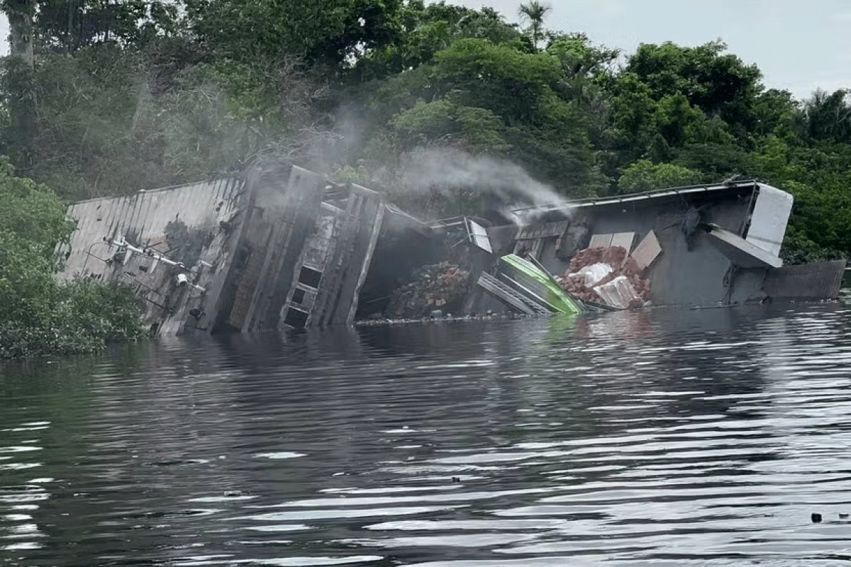 Buscas por desaparecidos após incêndio de embarcação no Amazonas continuam neste domingo (28)