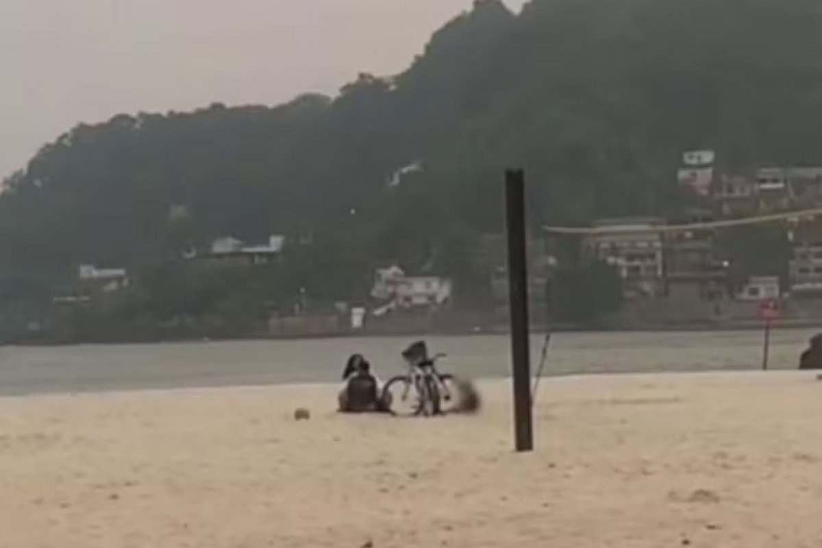 Casal faz sexo ao lado de criança em praia do litoral de SP; ato pode ser enquadrado como estupro de vulnerável