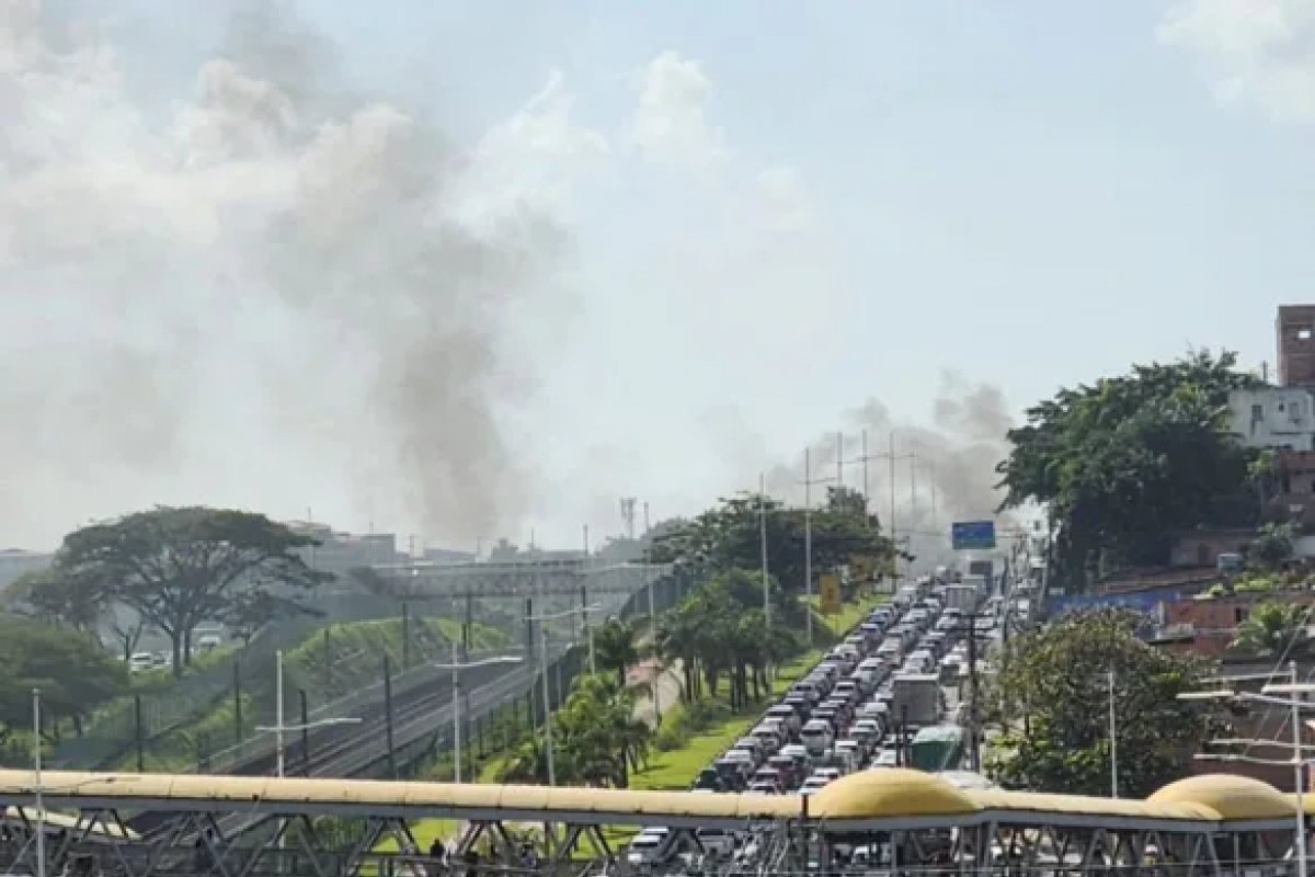 Manifestação deixa transito lento na Avenida Paralela nesta segunda-feira (29)
