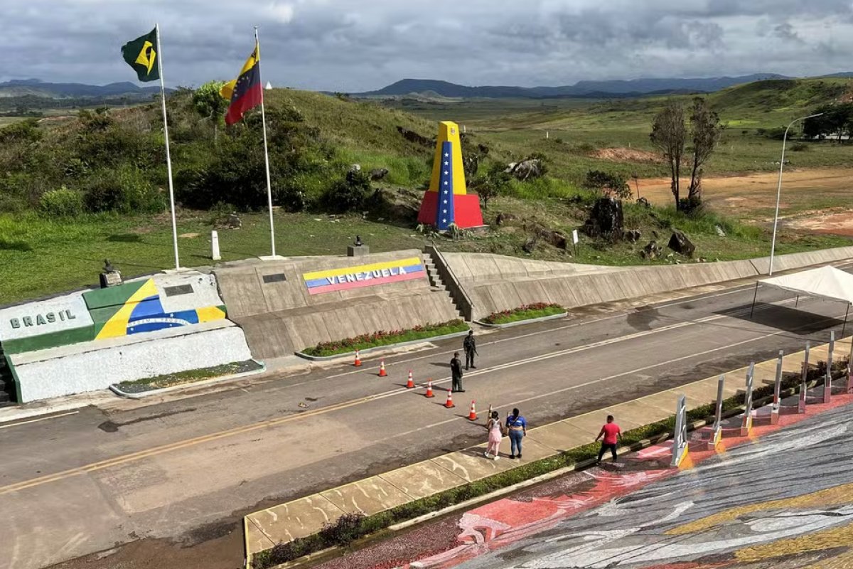 Venezuela reabre fronteira com Brasil e fecha cerca de 1h depois