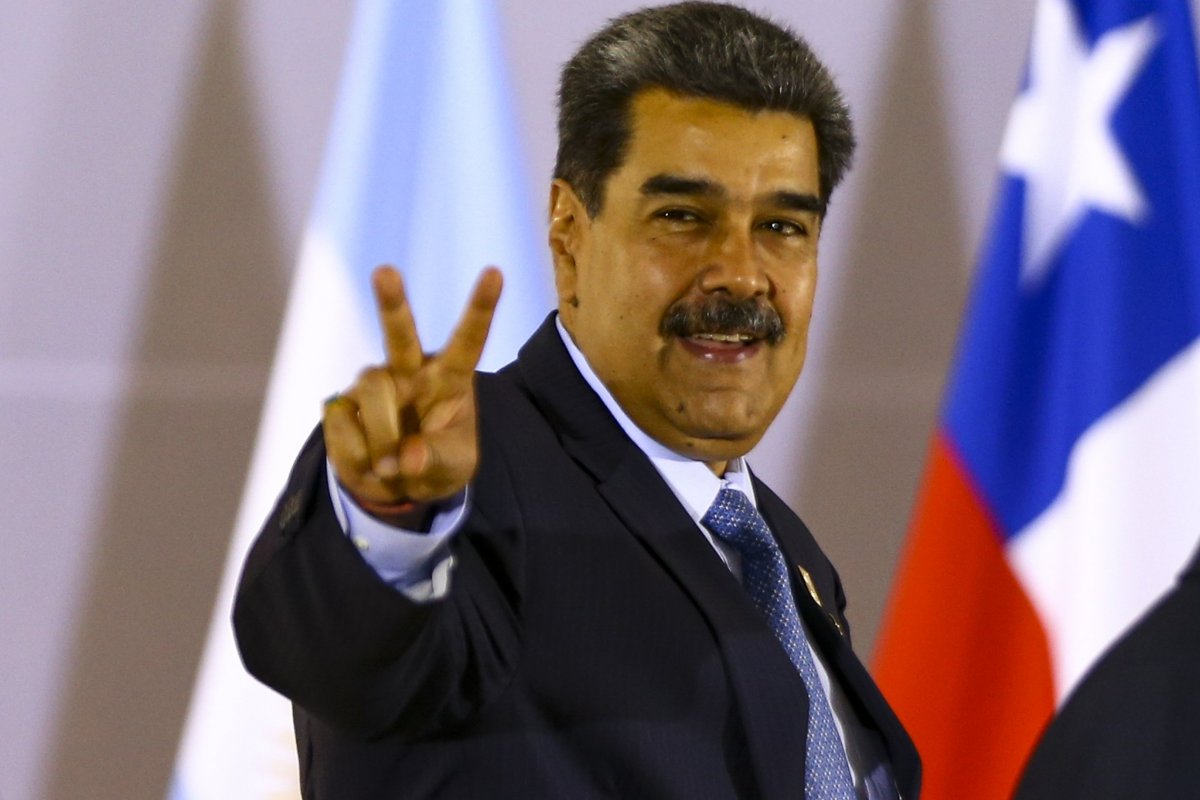 Sob acusações de fraude, Maduro é proclamado reeleito um dia após votação