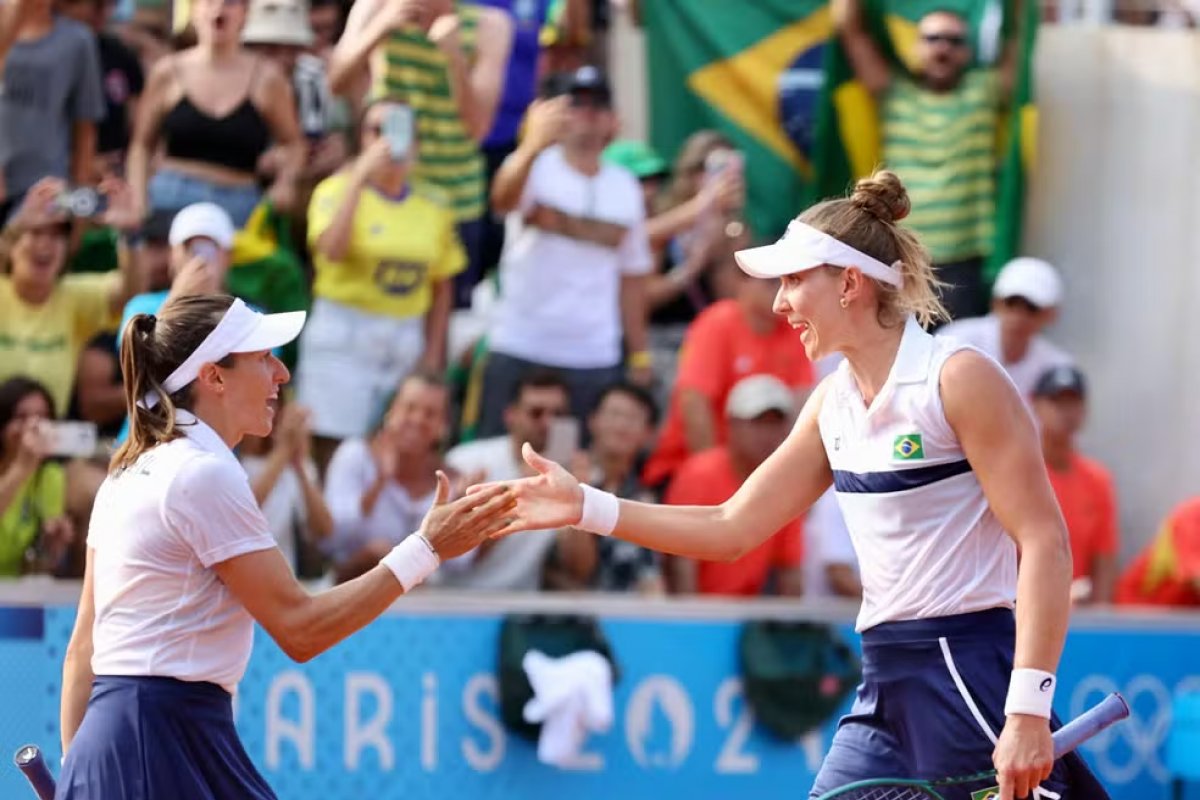 Paris 2024: Bia Haddad e Luisa Stefani derrotam chinesas e avançam nas duplas do tênis