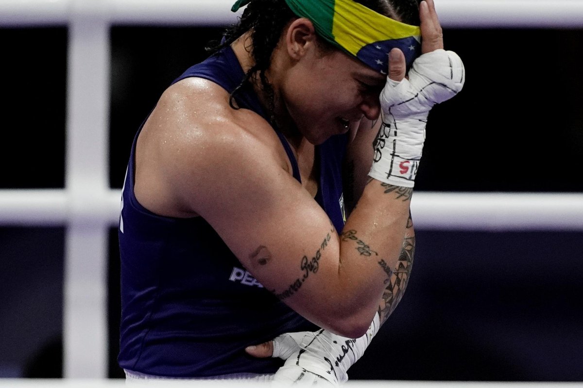 Bia Ferreira estreia sem susto, vence rival do Pan e vai às quartas no boxe