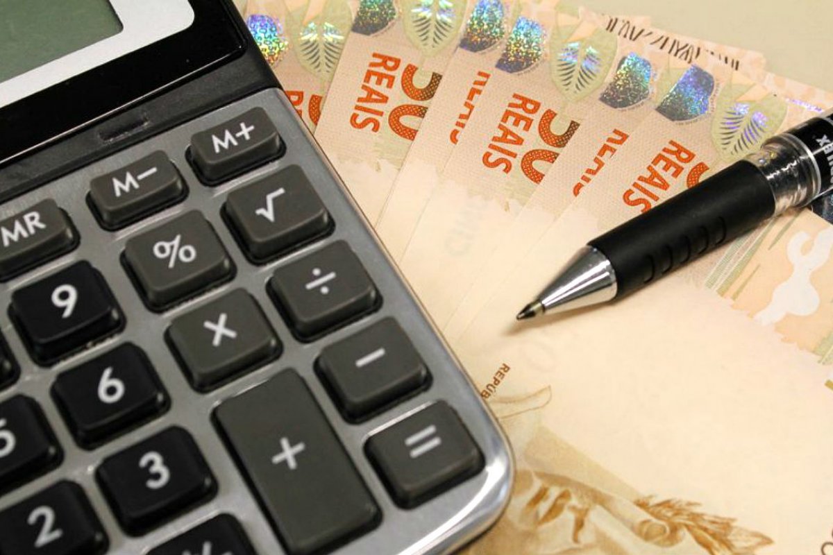 Projeções apontam que Selic deve fechar 2024 em 10,50% e dólar a R$ 5,30