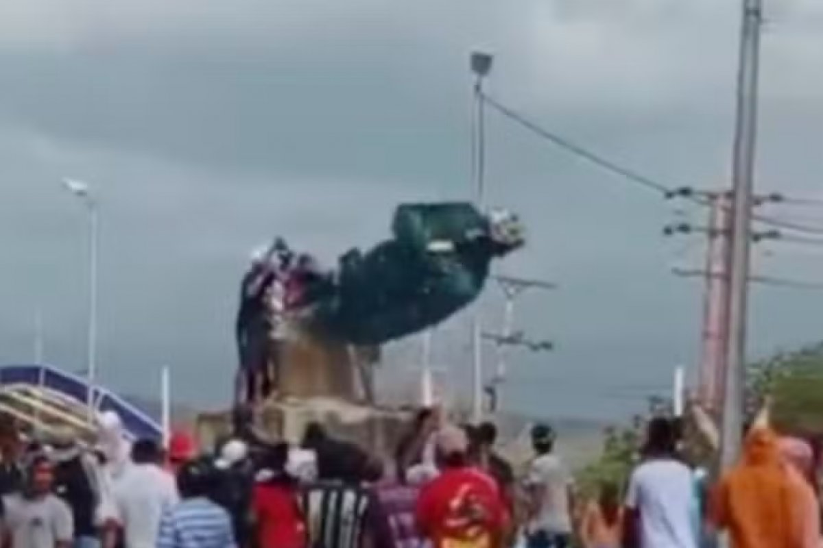 Vídeo: Manifestantes derrubam estátua de Hugo Chávez em meio a protestos contra resultados eleitorais na Venezuela