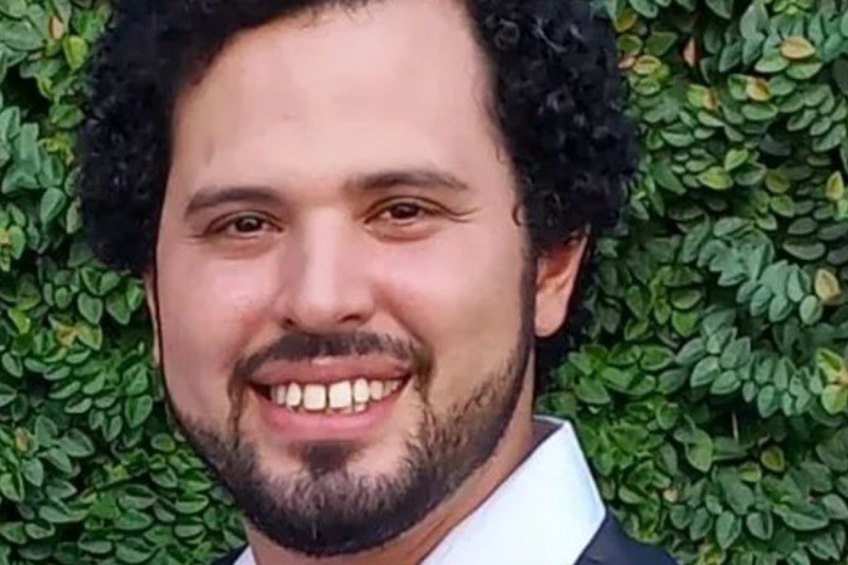 Tragédia: Cantor morre após mal súbito no palco!