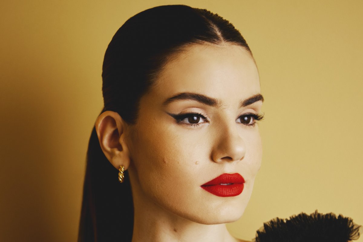 Pele iluminada e lábios poderosos: as tendências de maquiagem de Camila Queiroz para o inverno!