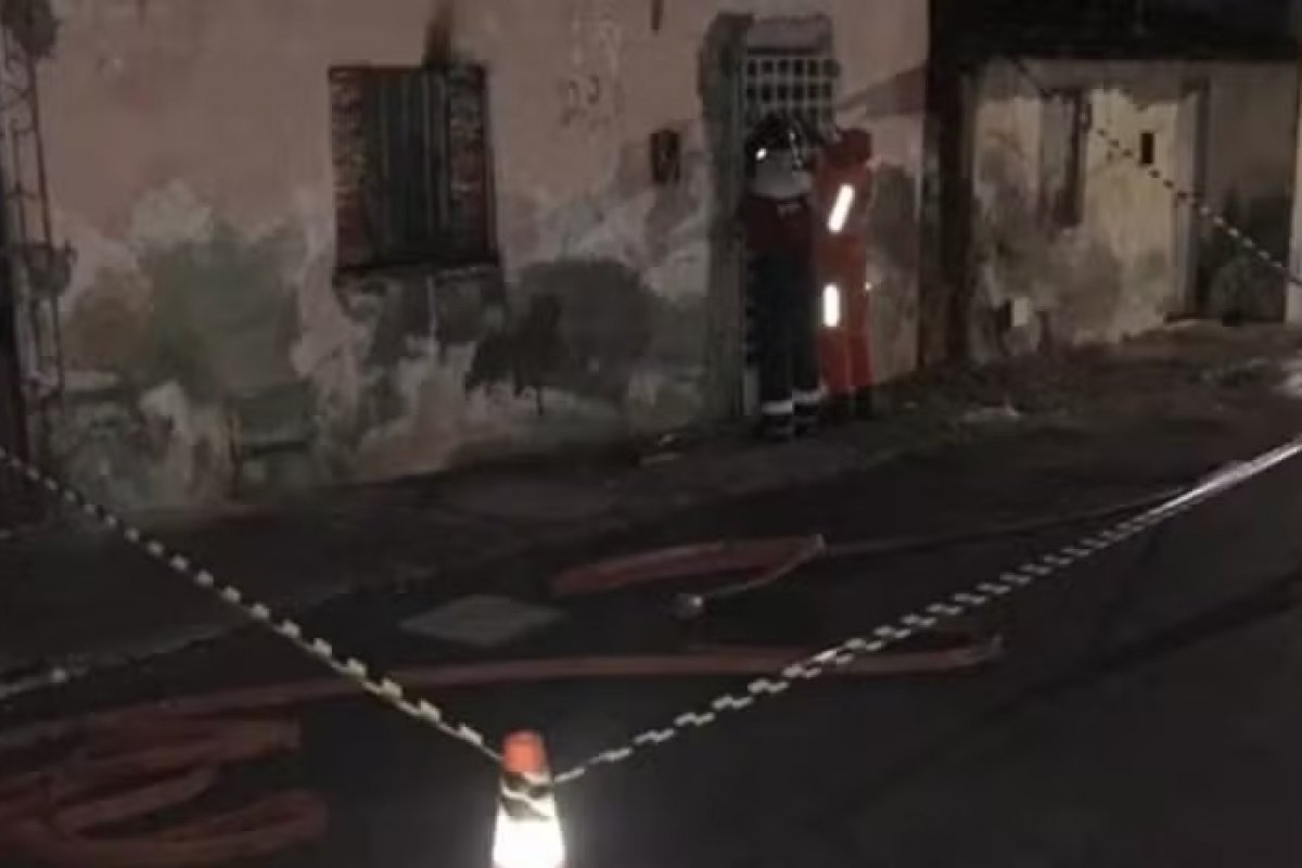 Homem morre carbonizado após casa onde morava pegar fogo na Bahia