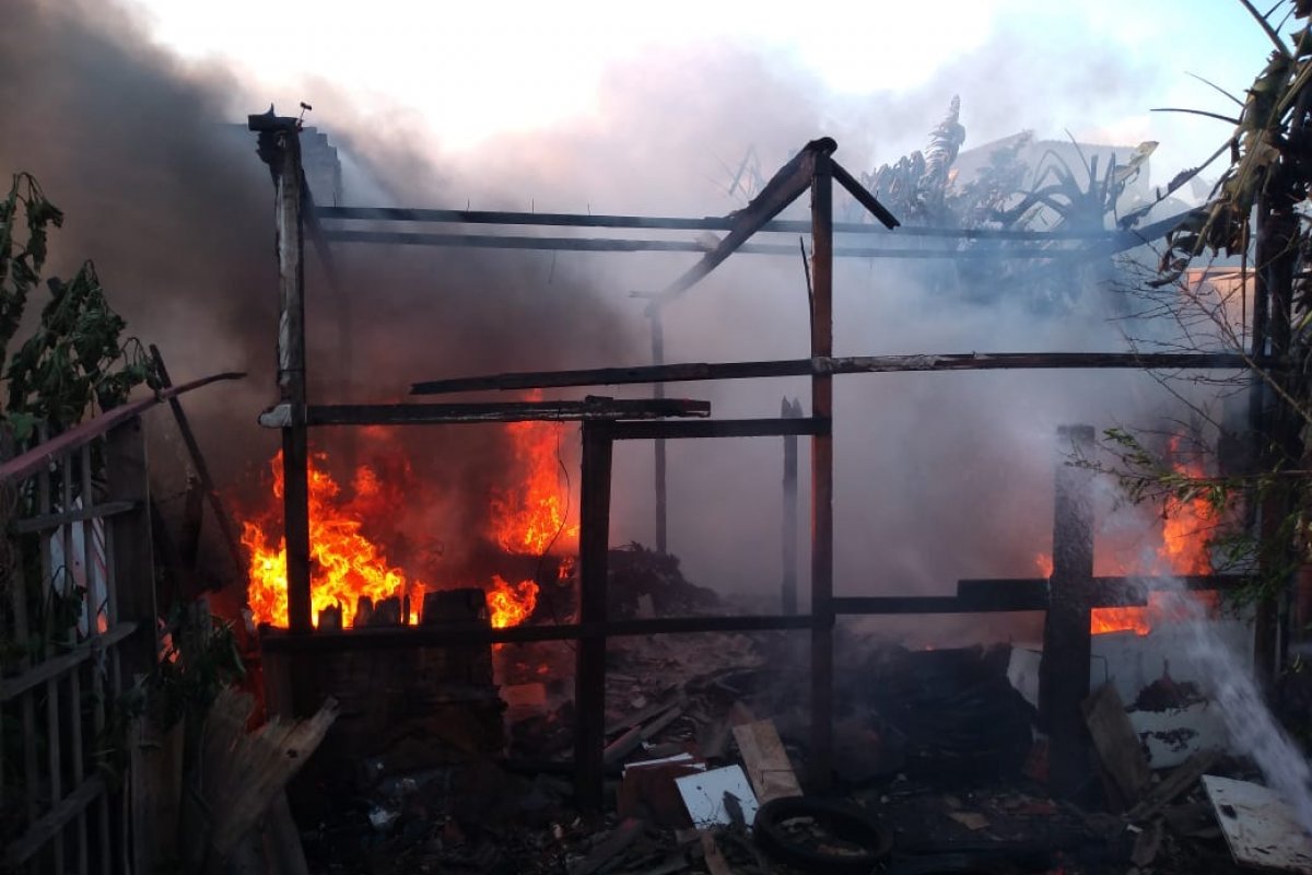 Idoso sofre queimaduras após casa pegar fogo no interior da Bahia; imóvel ficou destruído