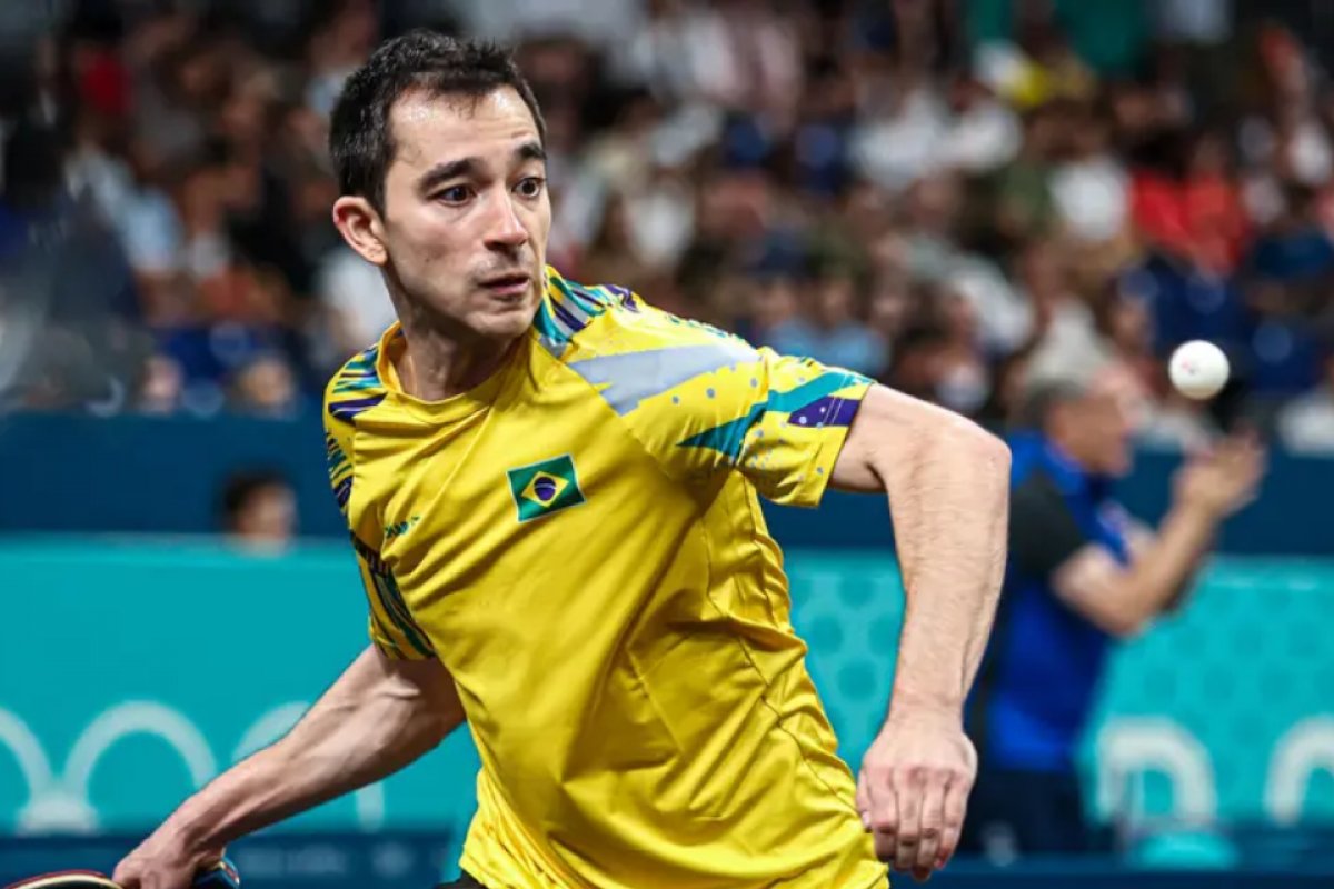 Hugo Calderano leva susto, mas vira e avança no tênis de mesa em Paris