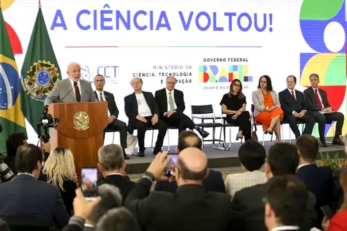 Lula recebe proposta do primeiro Plano Brasileiro de Inteligência Artificial em conferência em Brasília