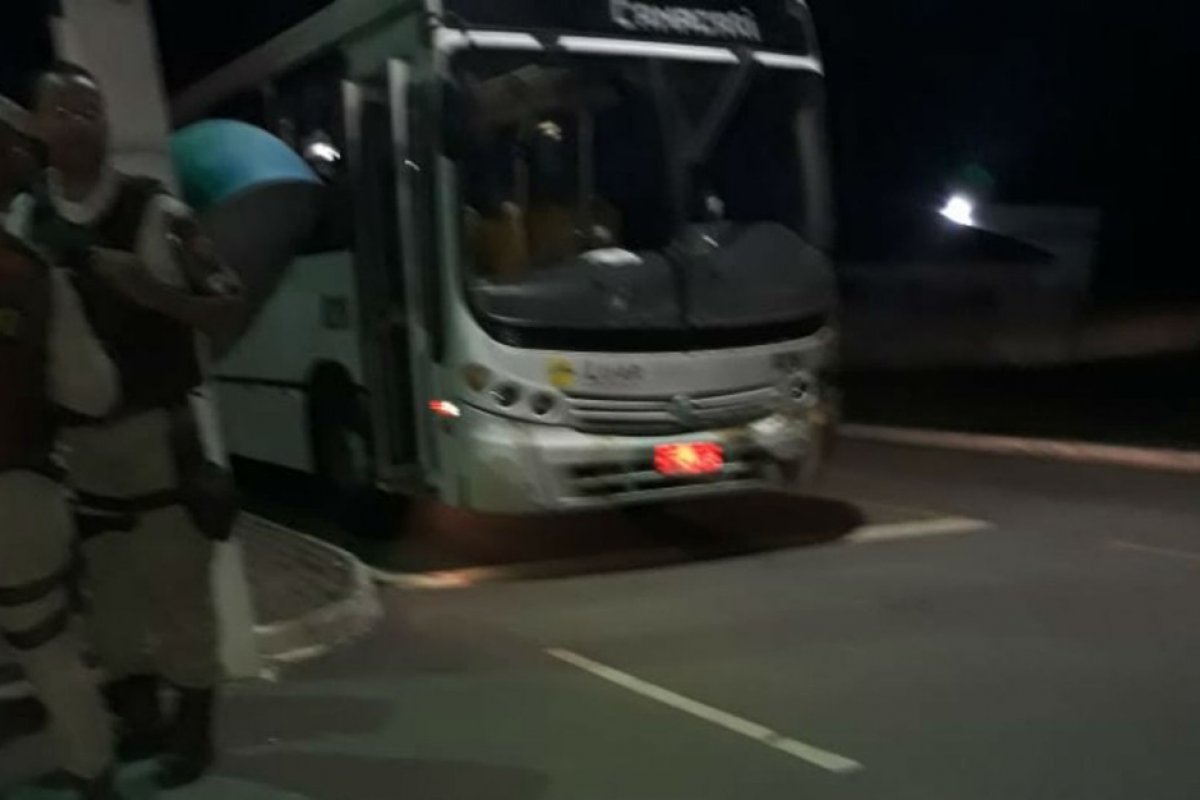 Uma pessoa morre e 11 ficam feridas após ônibus ser alvejado em rodovia, na região metropolitana de Salvador