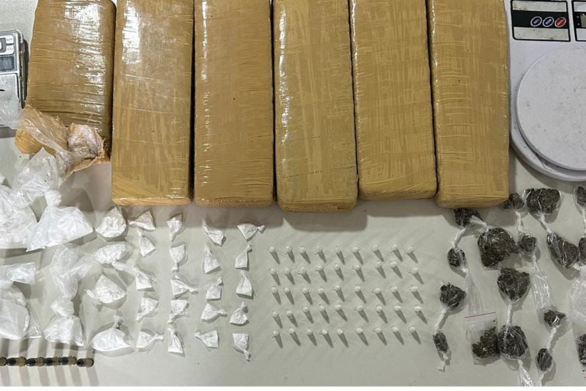 Foragido da justiça é preso com drogas e armas em Camaçari