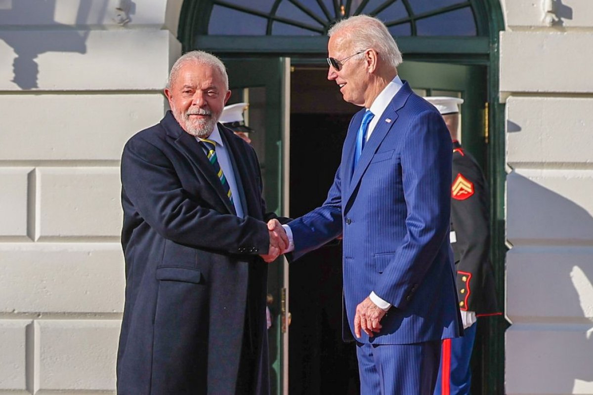 Durante ligação com Biden, Lula cumprimenta presidente pela “magnânima” decisão de não concorrer a reeleição nos EUA