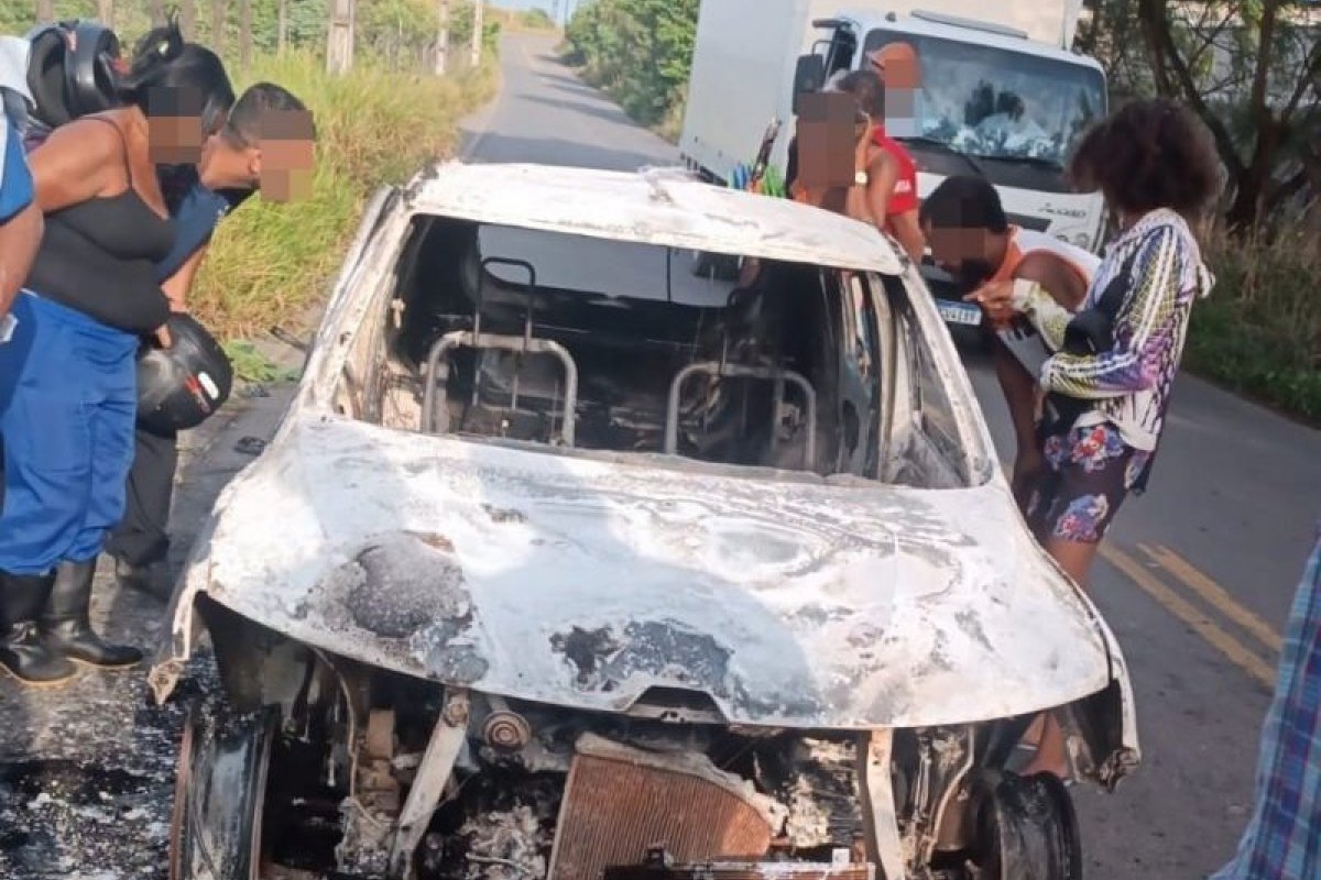 Corpo carbonizado é encontrado dentro de carro em Simões Filho