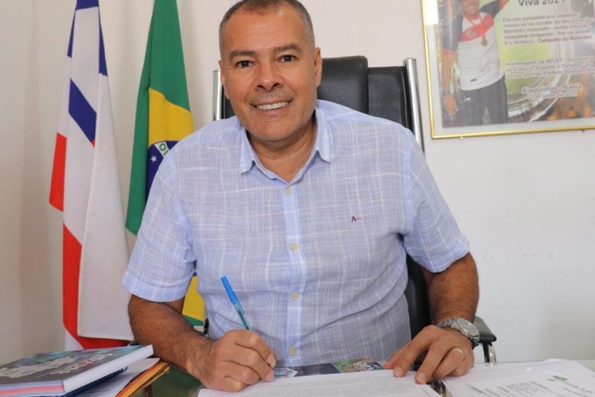 Prefeito de alagoinhas sanciona lei que institui 'Dia da Consciência Humana'