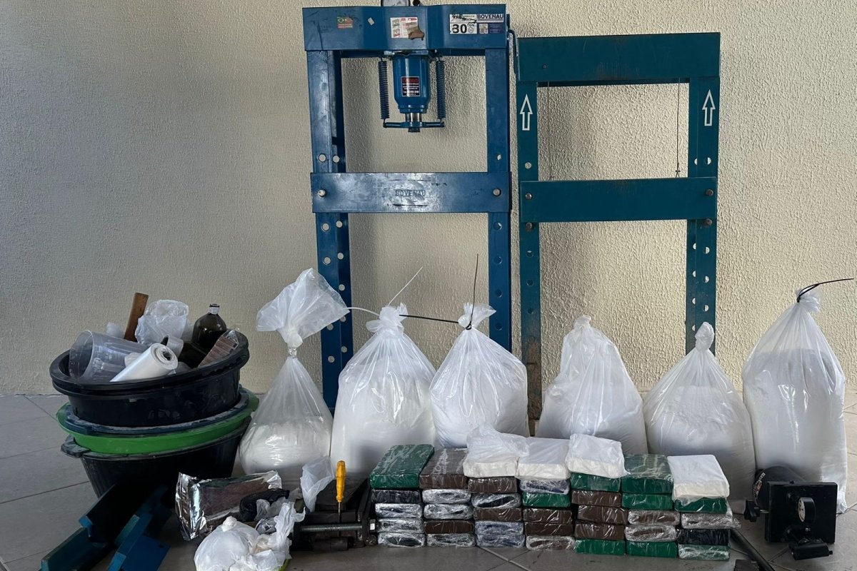 PM desmonta laboratório de droga em Feira de Santana