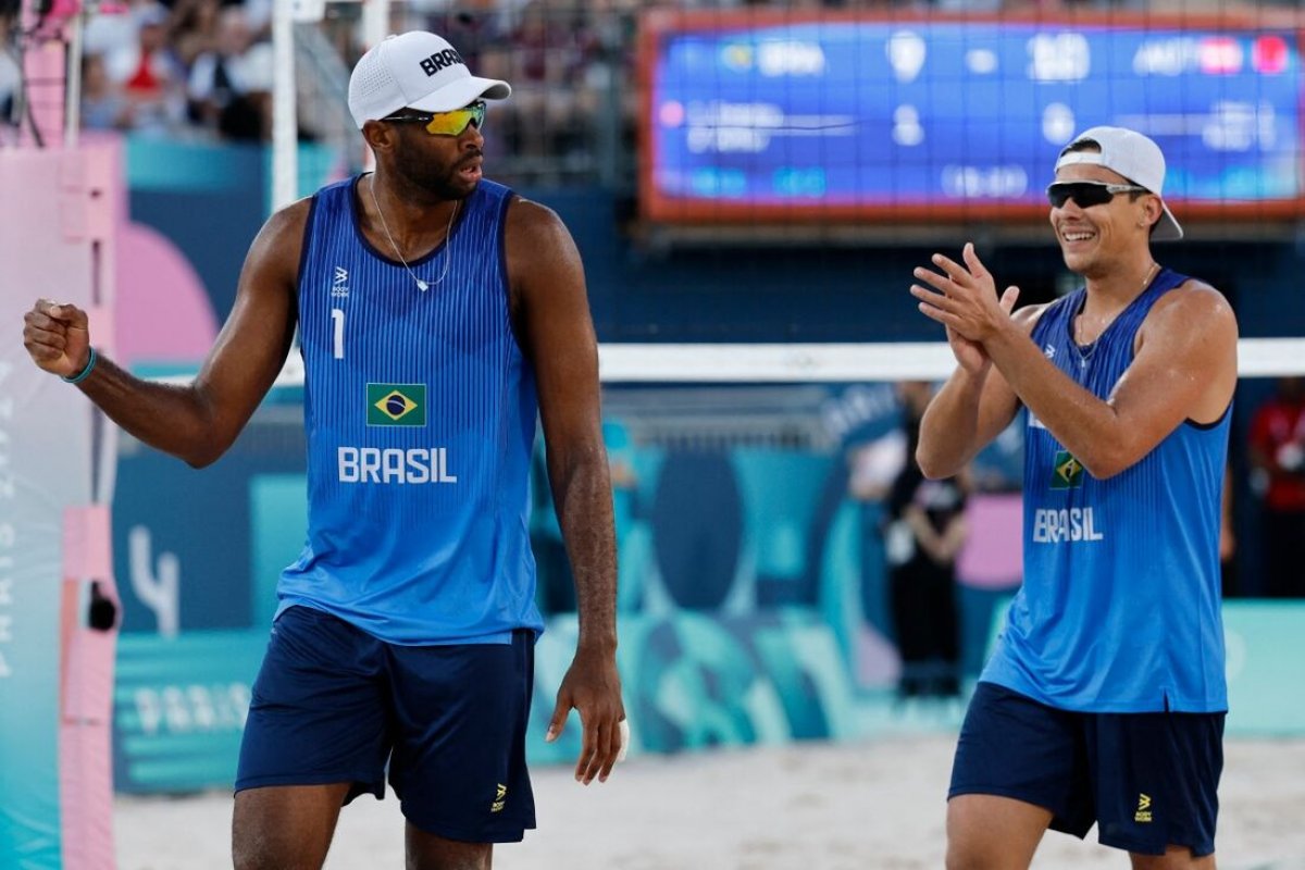 Evandro e Arthur se classificam no vôlei de praia