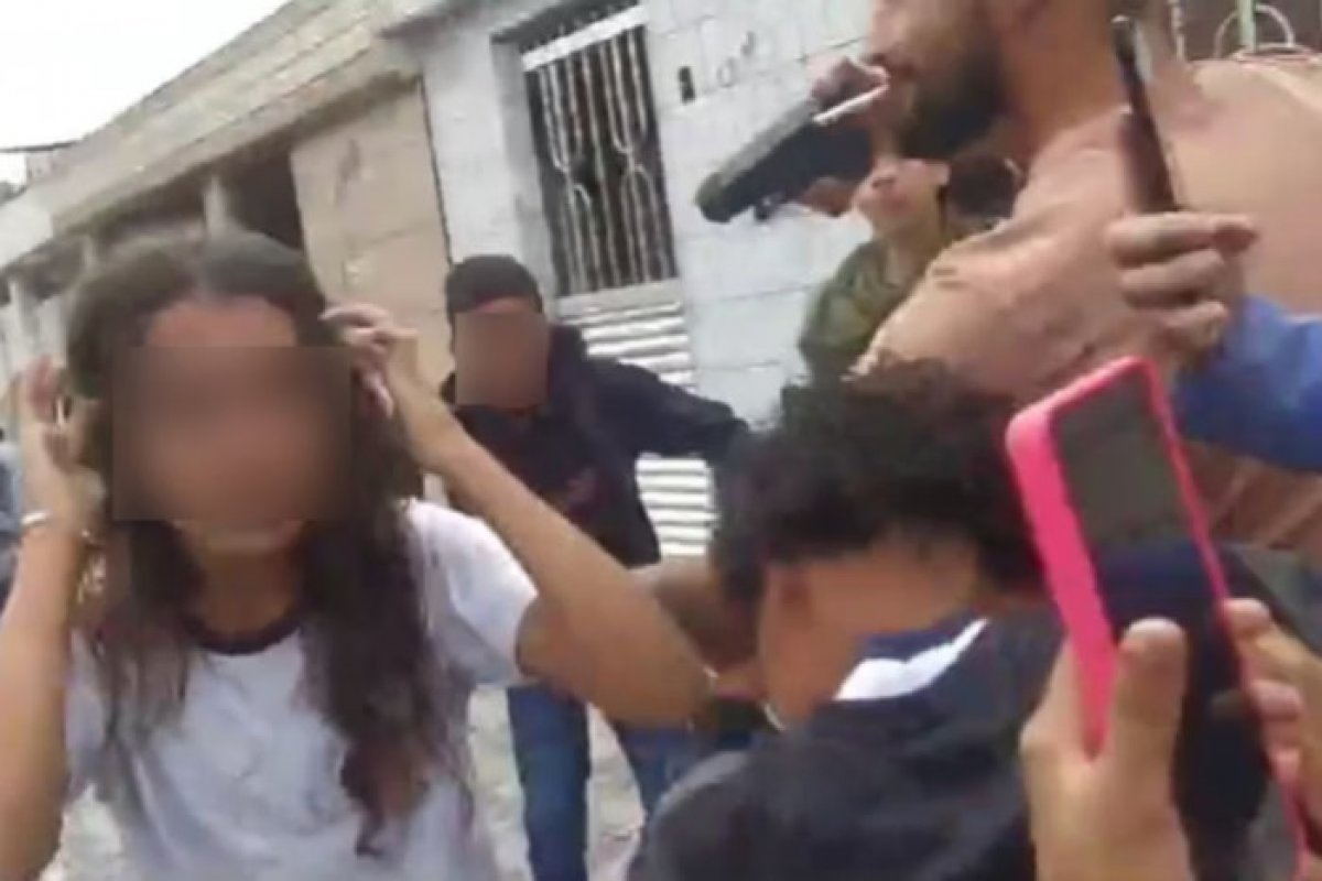Homem aponta arma para menina que brigava na saída de escola