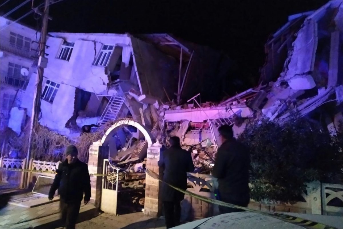 Sobe para 22, o número de mortos por Terremoto na Turquia; socorristas buscam sobreviventes