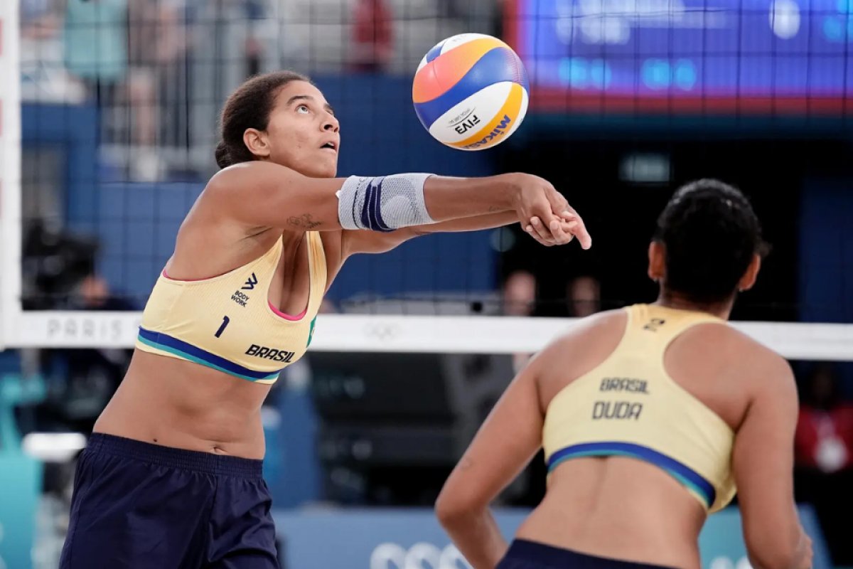 Invictas, brasileiras batem italianas no vôlei de praia e vão às oitavas