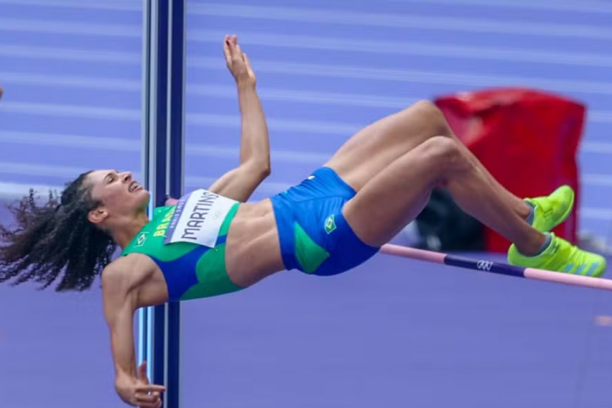 Brasileira se machuca em salto após recorde, vai à final, mas vira dúvida