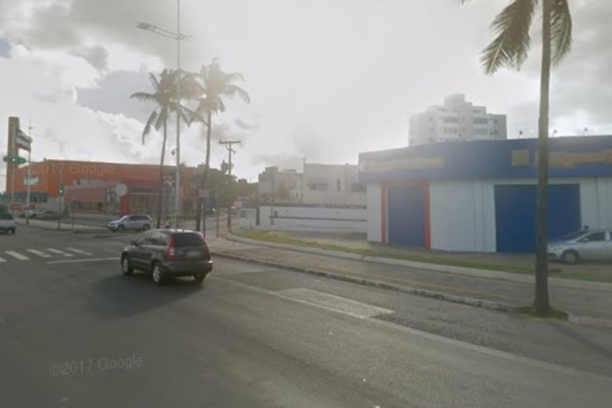 Casal armado anuncia assalto em farmácia, na orla de Salvador