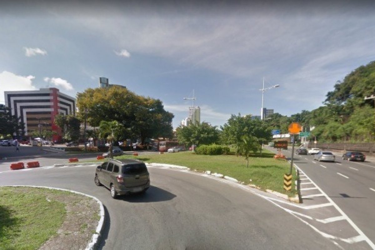 Manifestantes interditam acesso à via marginal da Avenida ACM, diz Transalvador