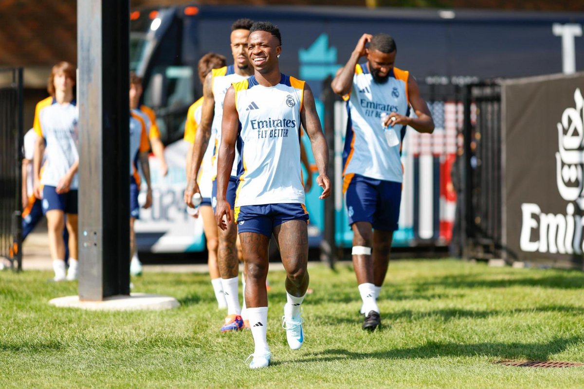 Ancelotti cita dupla do Real, mas diz que Vini Jr irá ganhar a Bola de Ouro