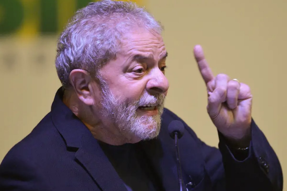 “Uma mulher sem profissão vai ficar a vida inteira dependente dos outros”, afirma Lula em discurso
