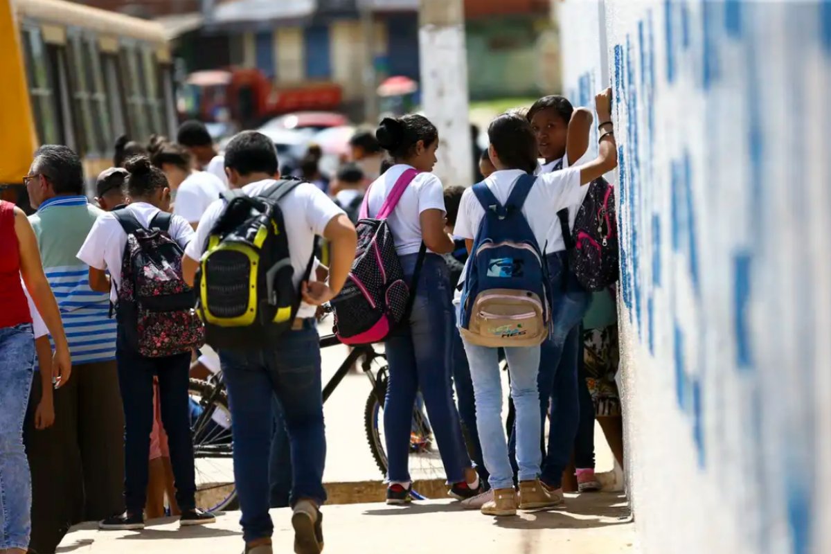 Lei de Cotas estimulou migração para escolas públicas no ensino médio, aponta estudo