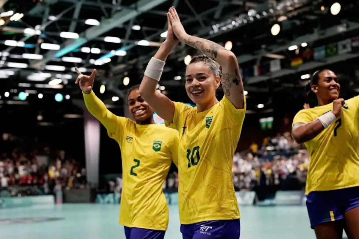 Brasil vence e avança às quartas do handebol feminino