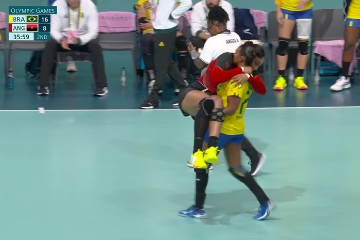 Vídeo: jogadora brasileira de handebol carrega adversária lesionada no colo