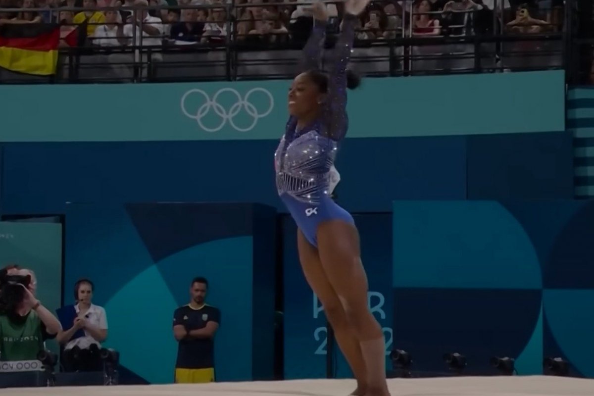 Simone Biles se torna 2ª bicampeã olímpica do salto