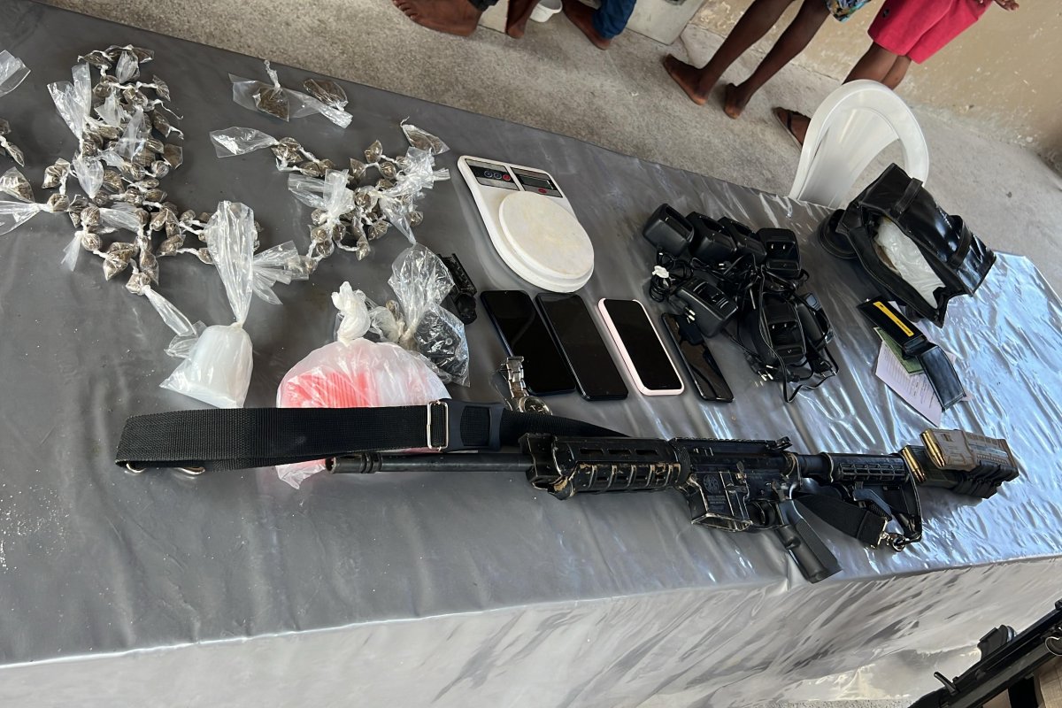 PM apreende fuzil e drogas no bairro de Fazendas Coutos