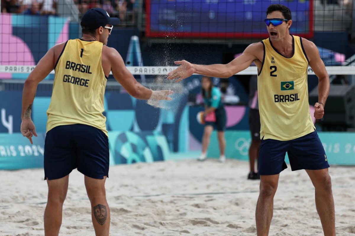 André e George caem para alemães e estão fora no vôlei de praia em Paris