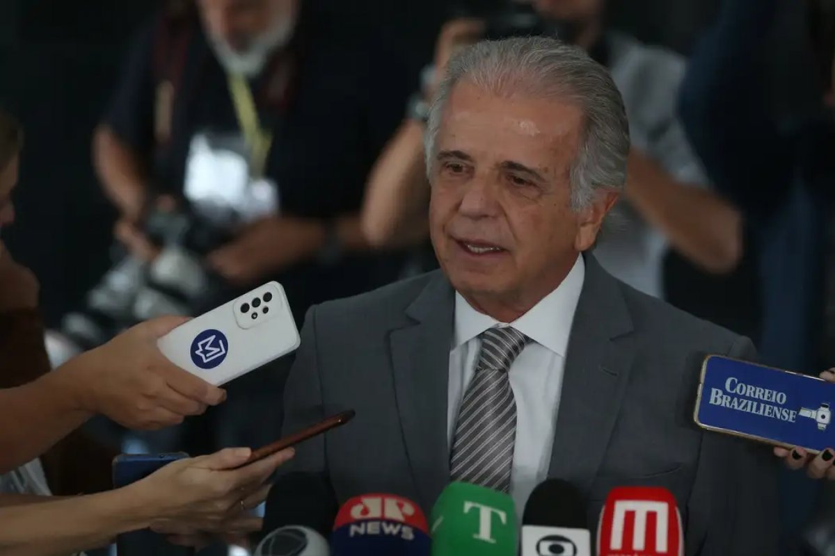 Ministro da Defesa diz que militares estão “à disposição” para proteger embaixadas na Venezuela