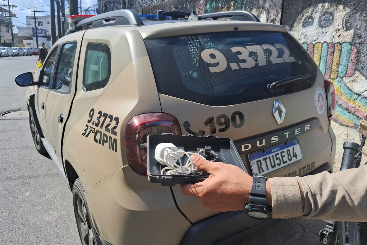 Polícia Militar desinstala câmera clandestina em Santa Mônica