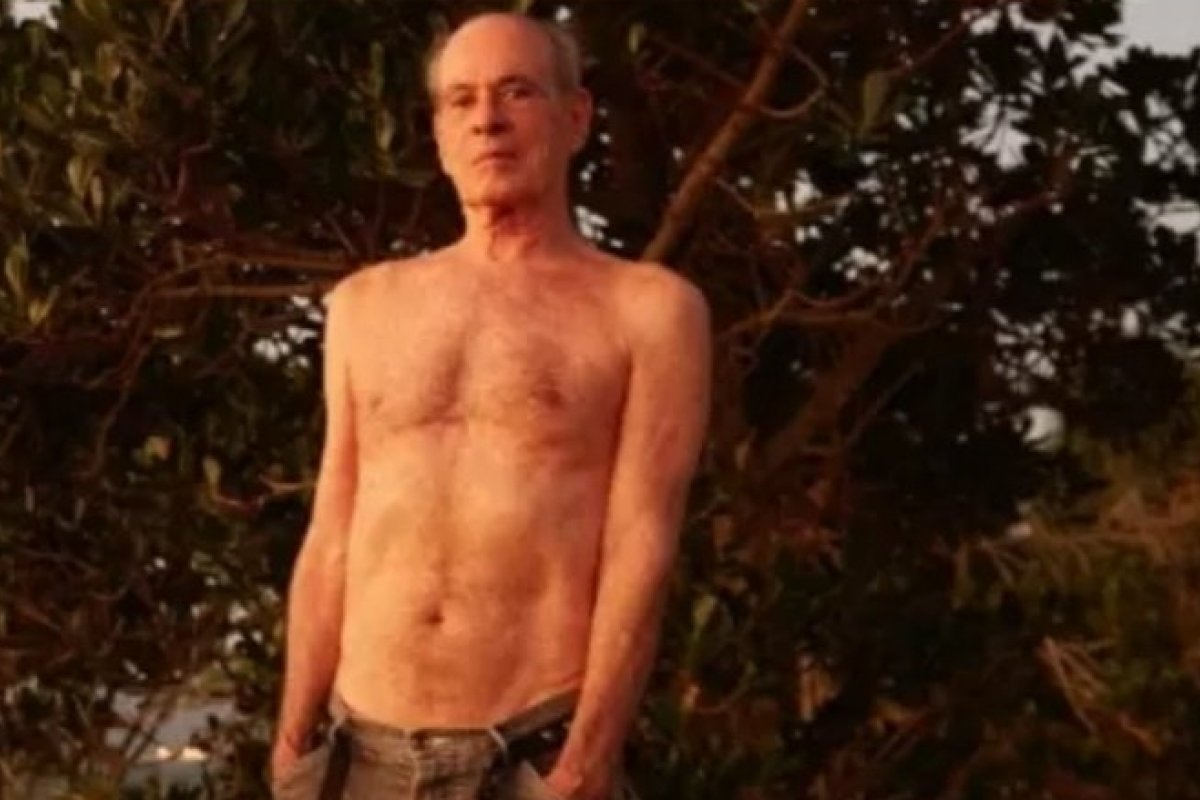 Aos 83 anos, Ney Matogrosso surge sem camisa e web reage!