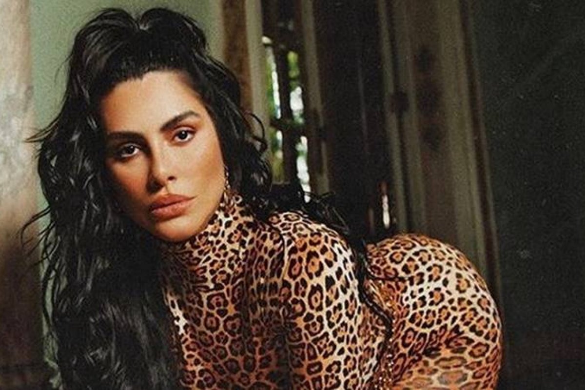 Cleo sensualiza e esquenta a web