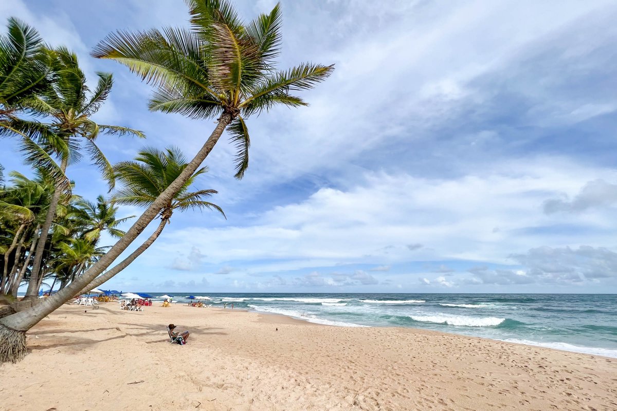 Homem é morto a tiros na praia de Stella Maris, em Salvador; suspeito tentou abusar sexualmente amiga da vítima