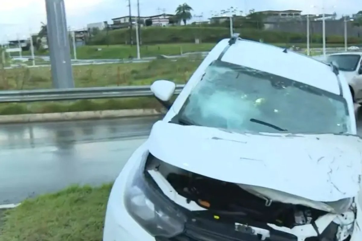 Motorista perde o controle e capota carro na BA-528