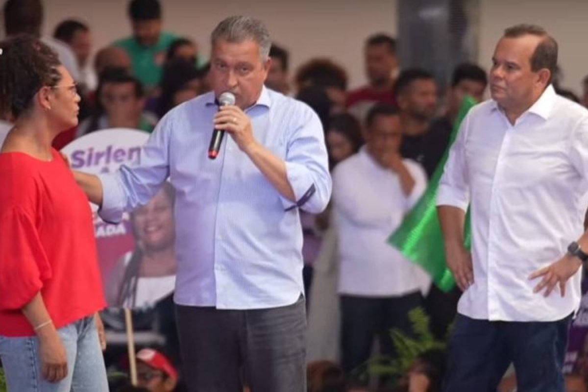 Rui surpreende ao aparecer de surpresa em convenção do PT em Salvador