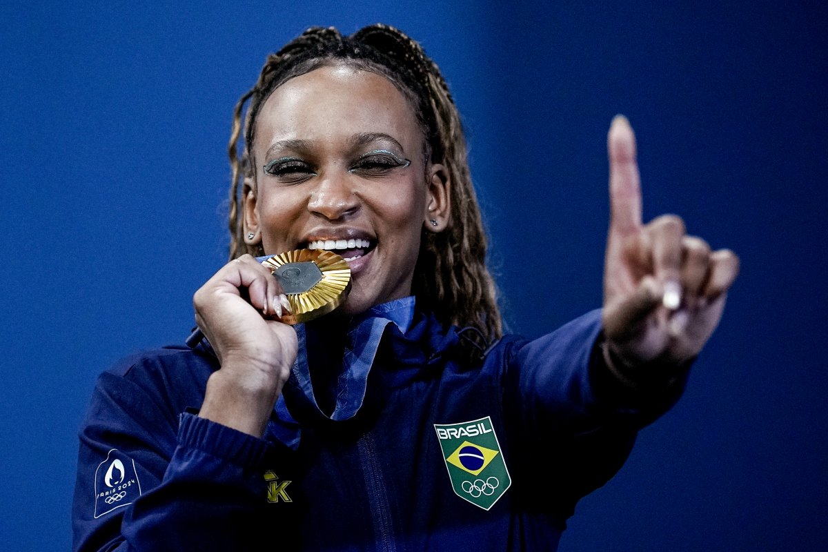 Paris 2024: Rebeca faz história e brasileiros avançam no atletismo e vôlei de praia; confira resumo