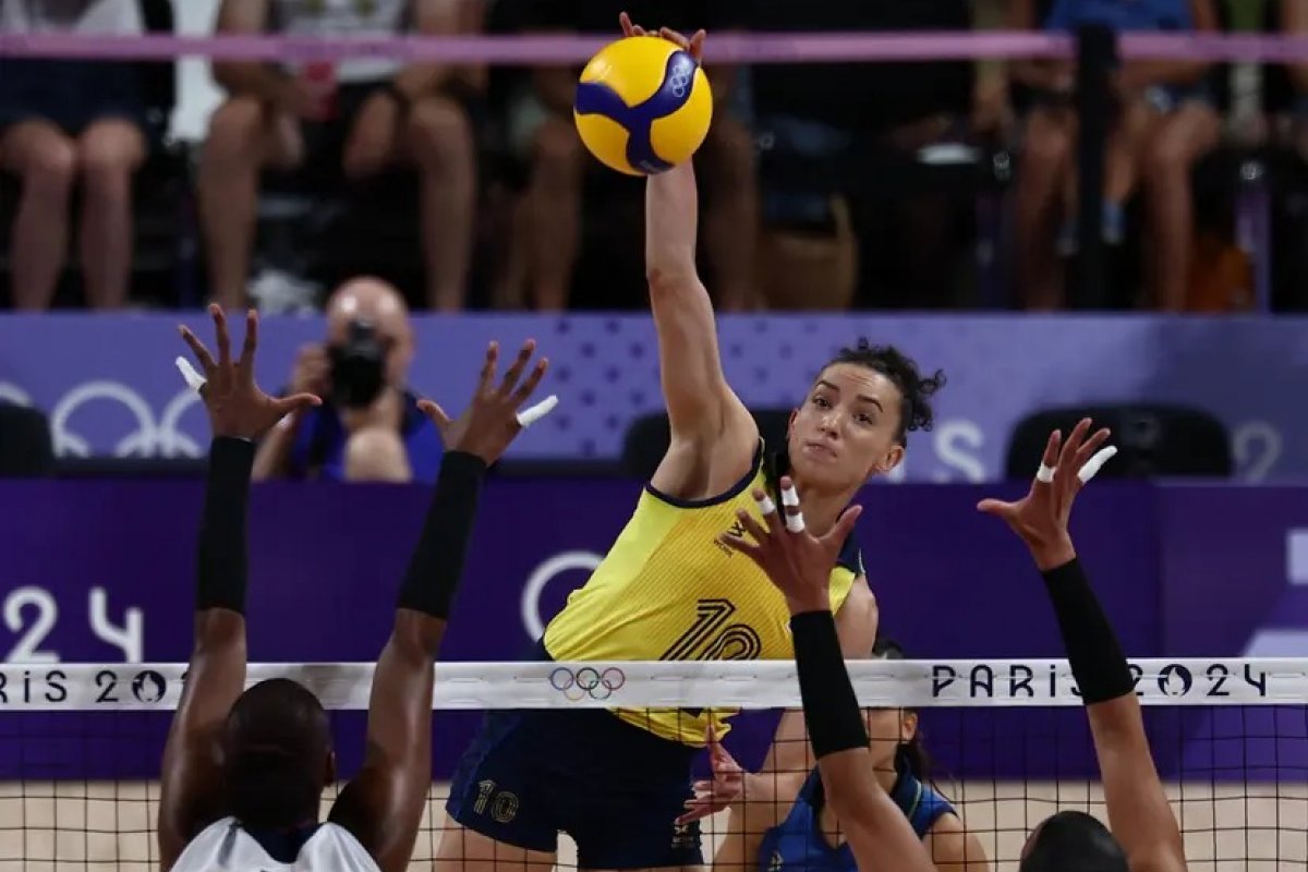 Brasil bate República Dominicana, vai à semi e segue imbatível por 3º ouro