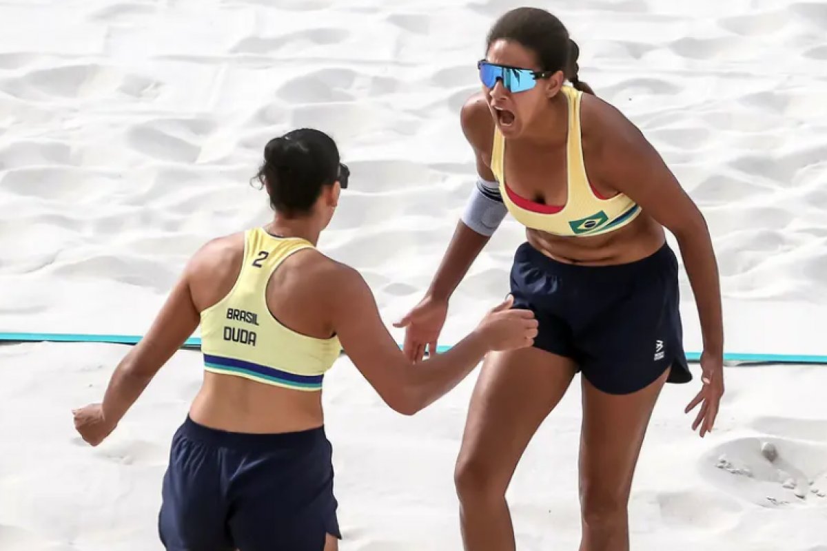 Duda e Ana Patricia vencem letãs e colocam o Brasil na disputa por medalhas do vôlei