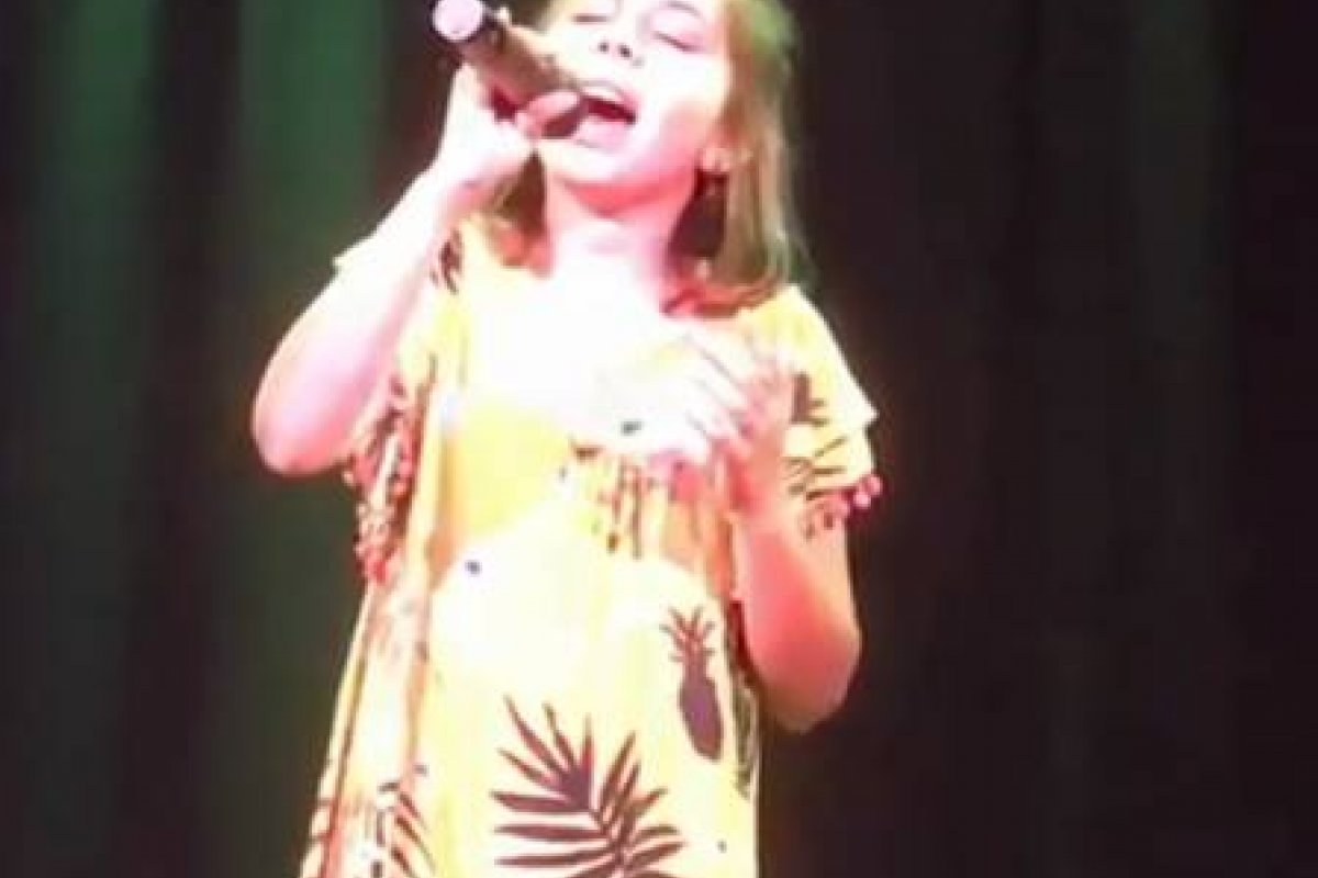 Aos 10 anos, filha de Bela Gil solta a voz na Itália