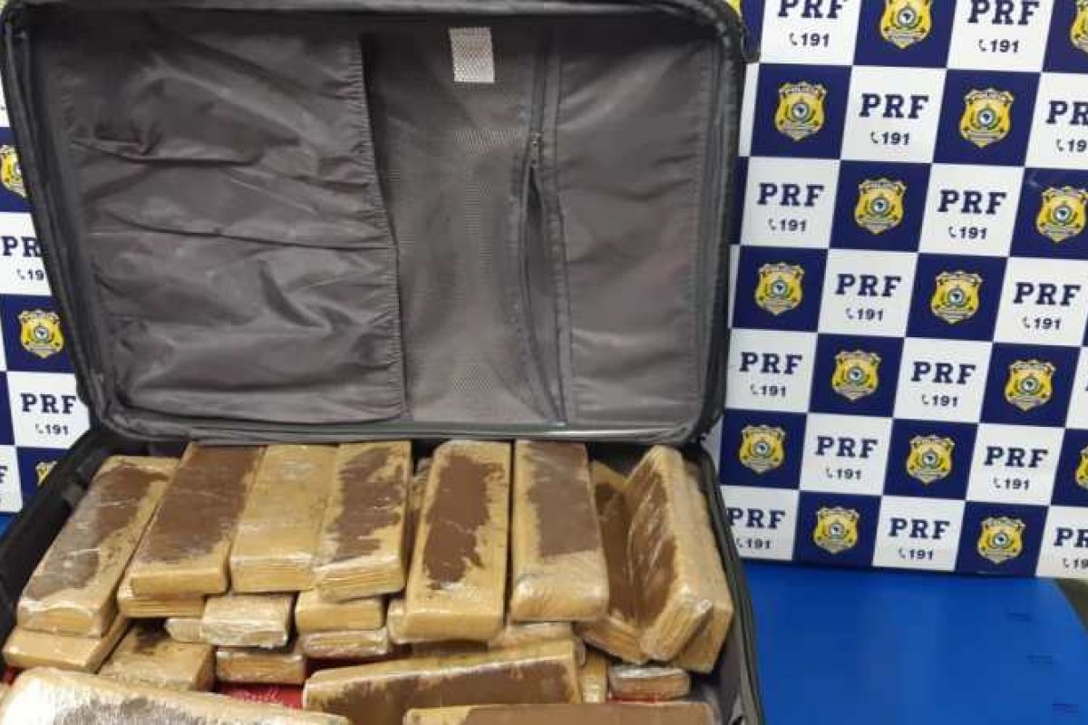 Mulher é presa com drogas escondida na bagagem em um ônibus