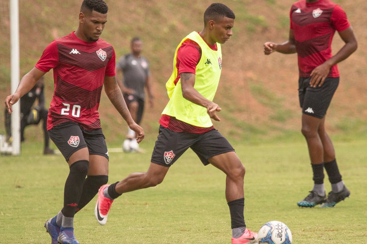 Podendo chegar a liderança, Vitória encara Flu de Feira no Baianão