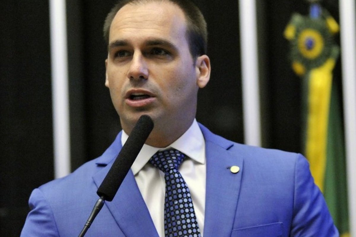 Eduardo Bolsonaro defende entrada de fabricantes estrangeiros de armas